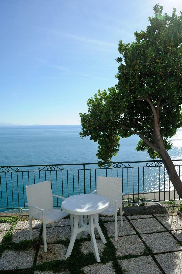 Amalfi Blue Flowers A Extérieur photo